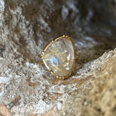 Grosse bague sertie