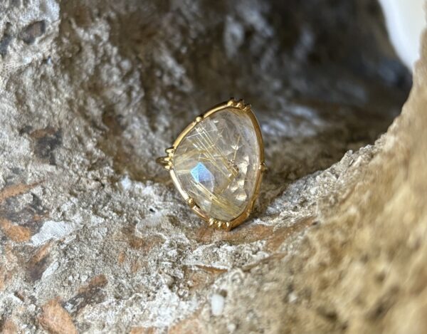 Grosse bague sertie
