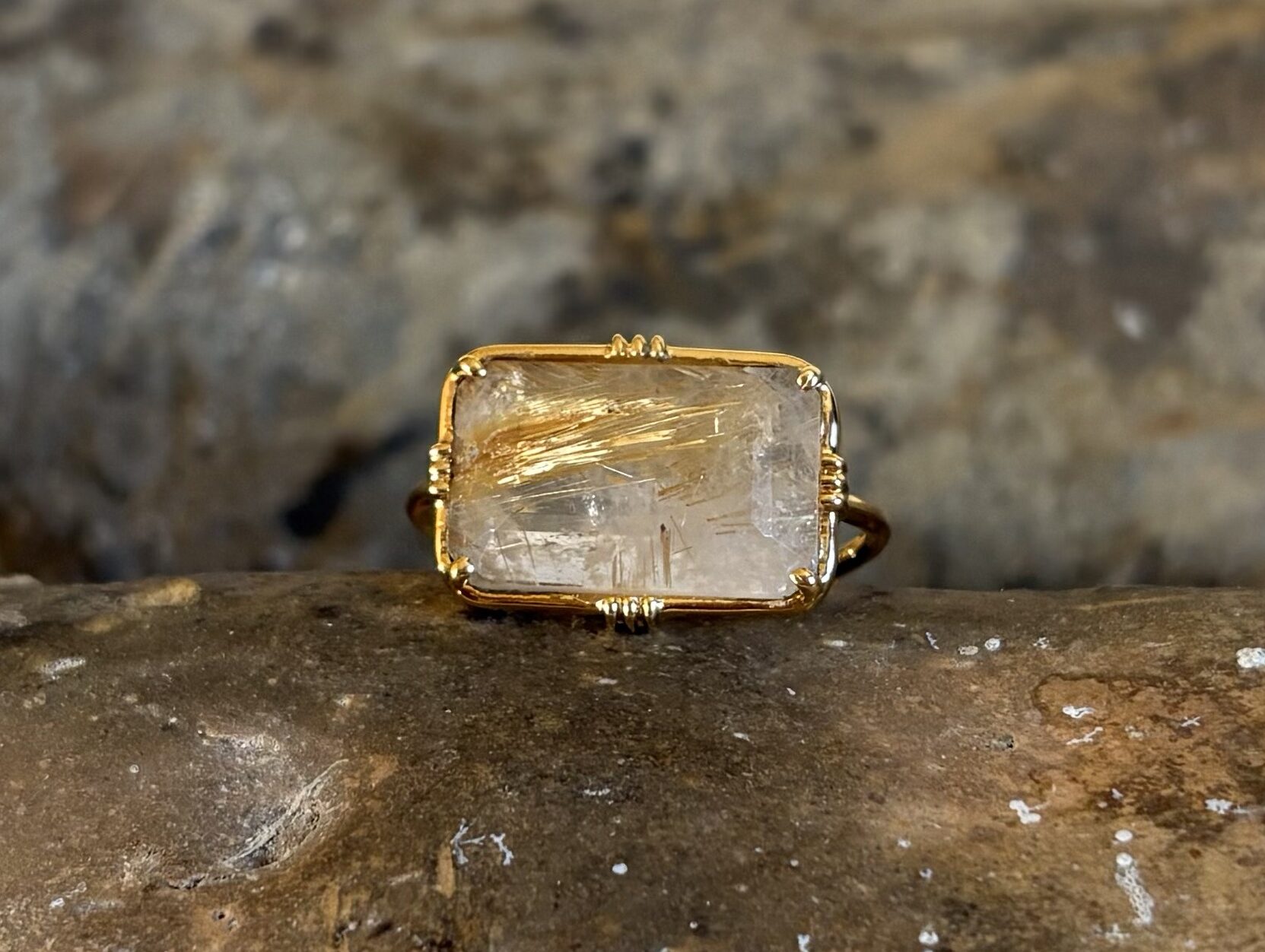 Bague sertie rectangulaire moyenne