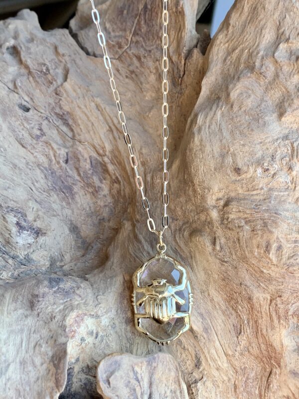 Collier scarabée doré sur pierre – Image 2