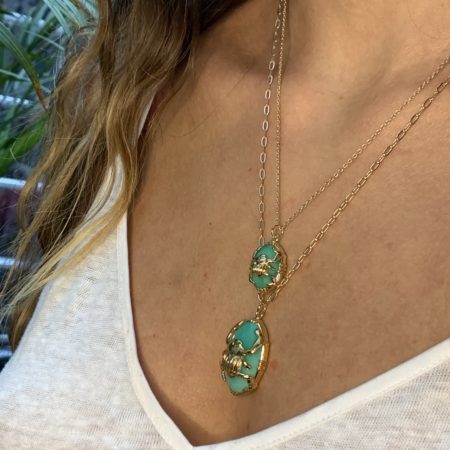 Collier scarabée doré sur pierre