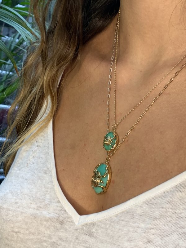 Collier scarabée doré sur pierre