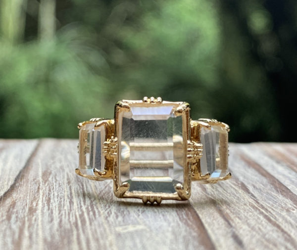 Bague trois pierres serties rectangulaire moyenne