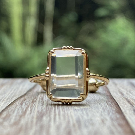 Petite bague sertie rectangulaire