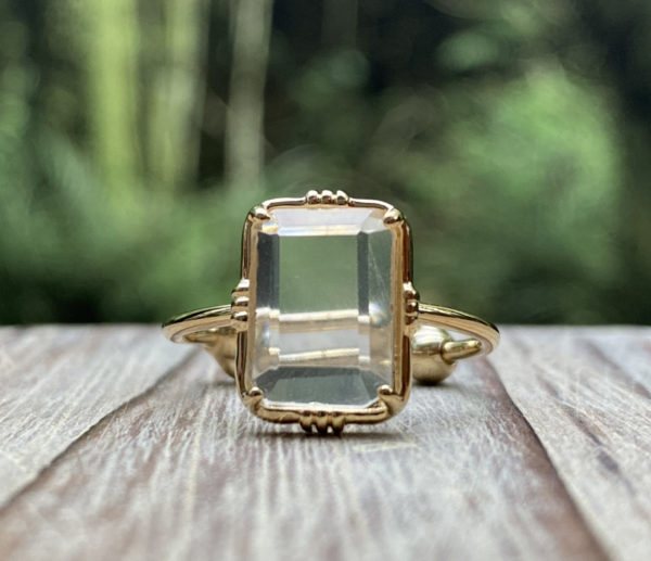 Petite bague sertie rectangulaire