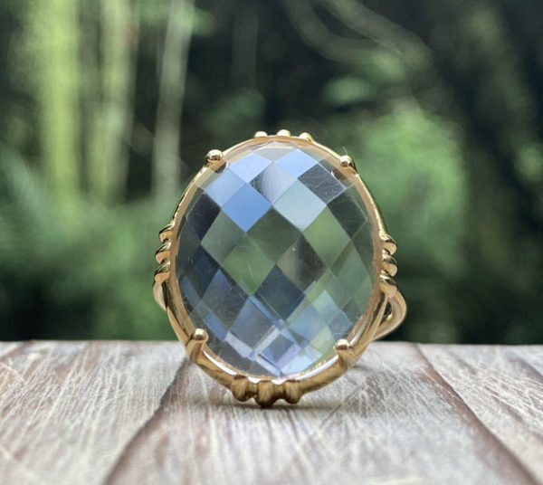 Grosse bague sertie ovale