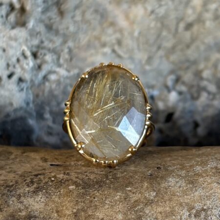 Grosse bague sertie ovale