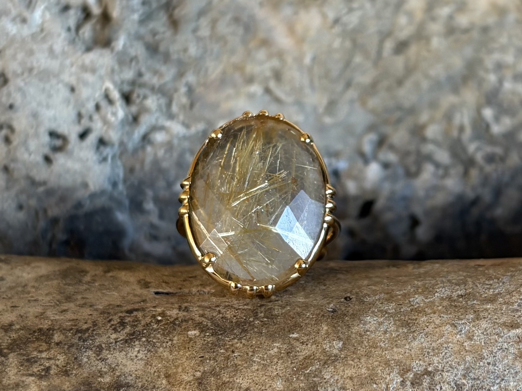 Grosse bague sertie ovale