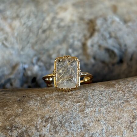 Petite bague sertie rectangulaire