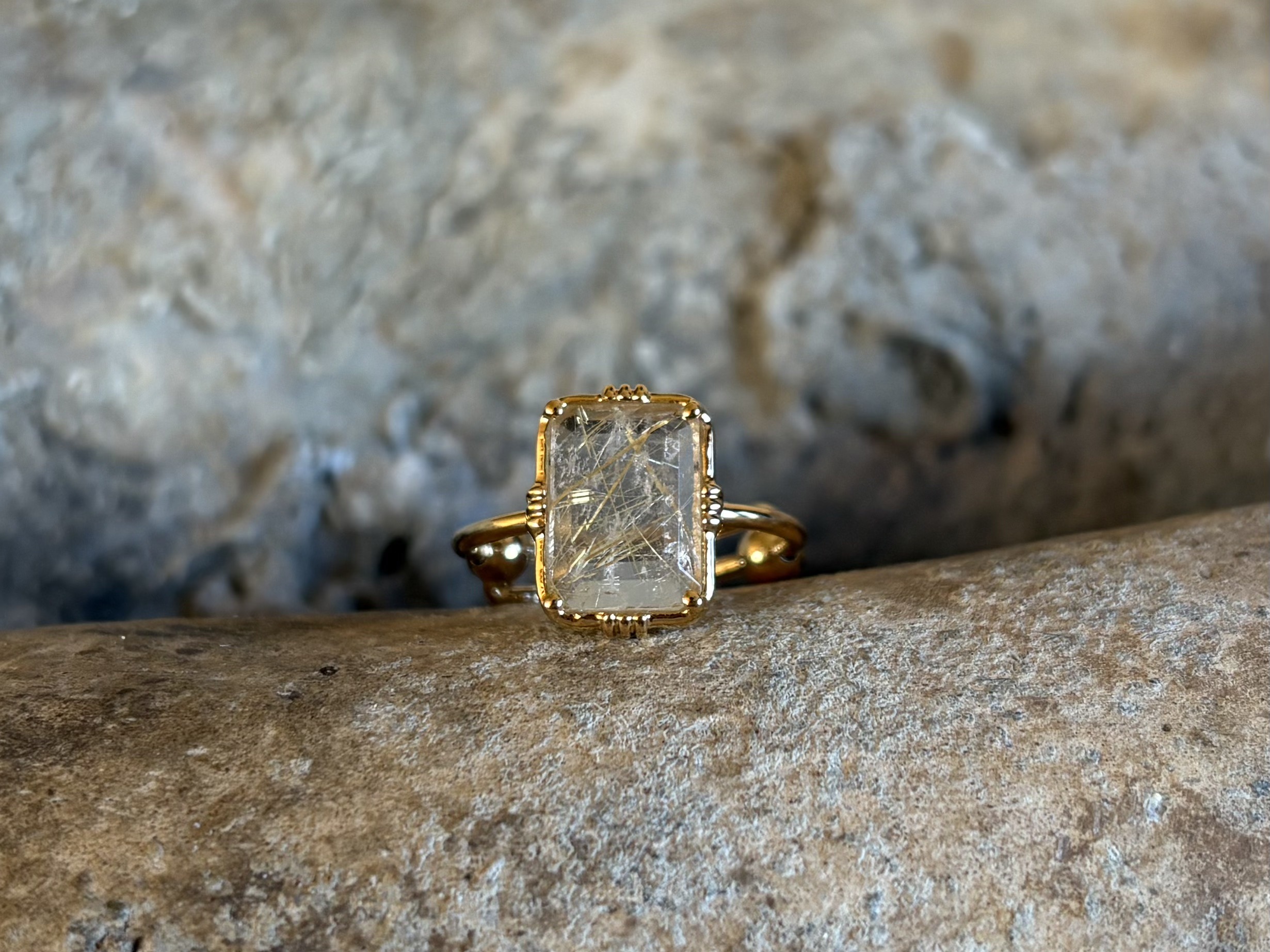 Petite bague sertie rectangulaire