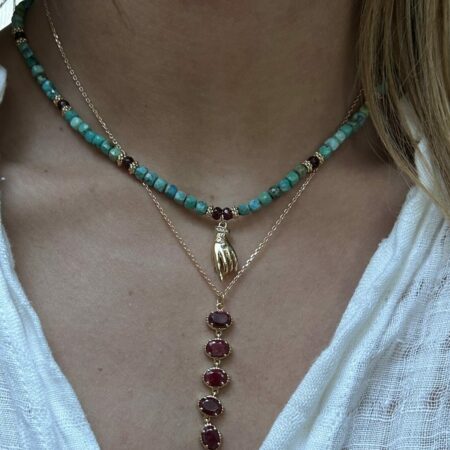 Collier pierre cube et pendentif main