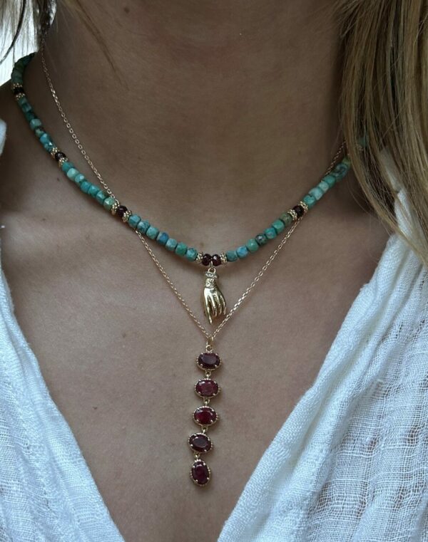 Collier pierre cube et pendentif main