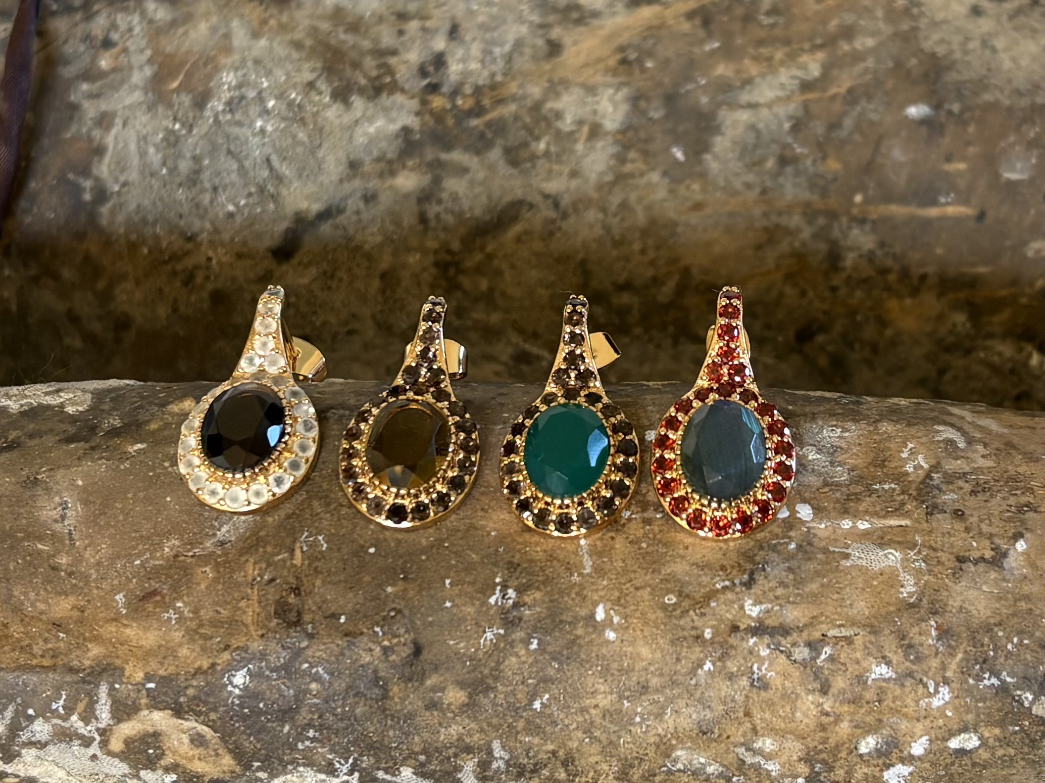 Boucles d'oreilles Pierre Sertie pavée de minis pierres – Image 3