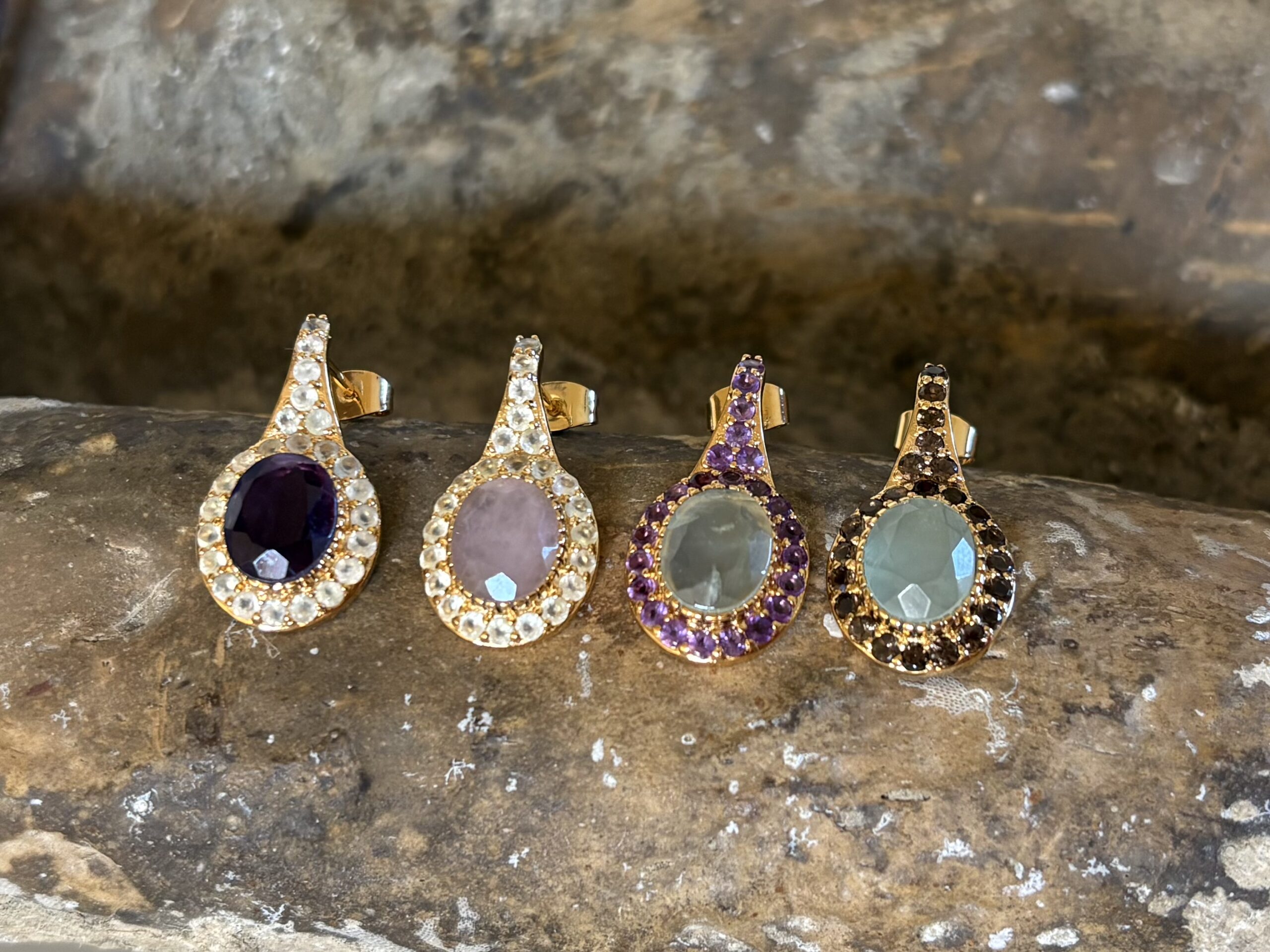 Boucles d'oreilles Pierre Sertie pavée de minis pierres – Image 4