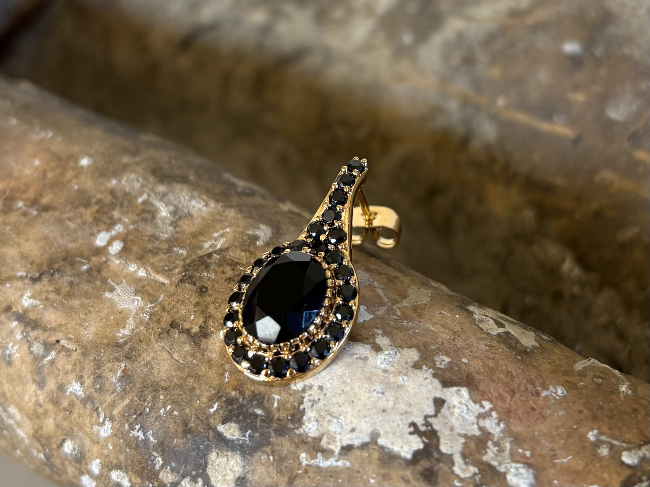 Boucles d'oreilles Pierre Sertie pavée de minis pierres – Image 6