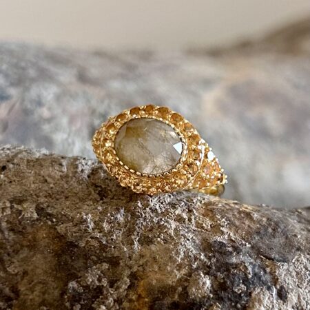 Bague pavée de minis pierres serties (Horizontale)