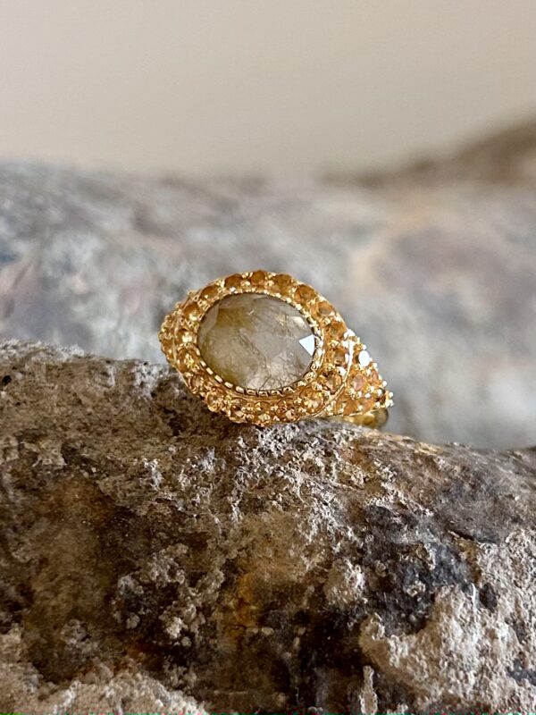 Bague pavée de minis pierres serties (Horizontale)