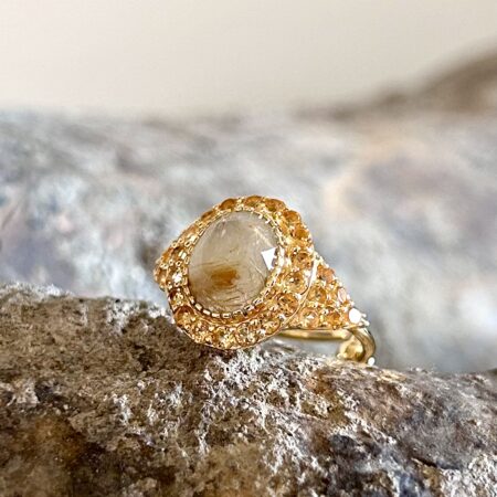 Bague pavée de minis pierres serties (verticale)
