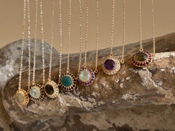 Boucles d'oreilles Pierre Sertie pavée de minis pierres – Image 4