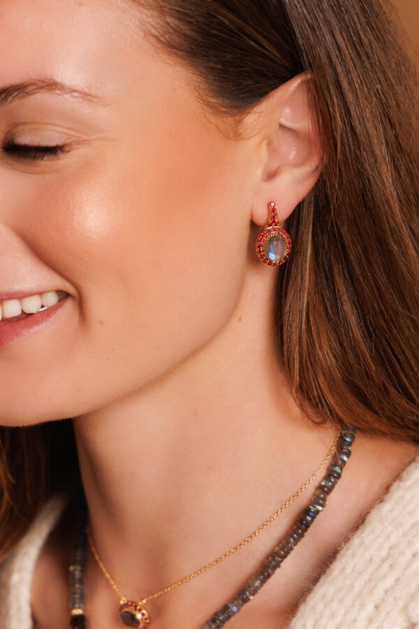Boucles d'oreilles Pierre Sertie pavée de minis pierres – Image 3