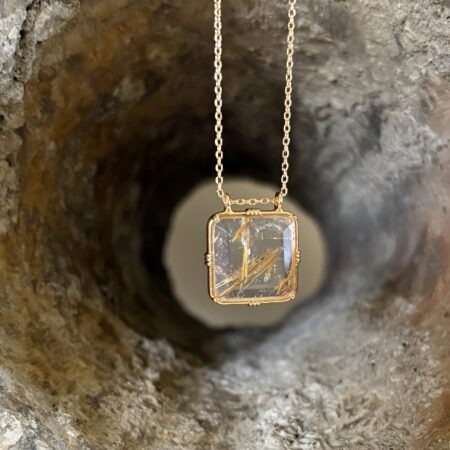 Collier pierre sertie carrée
