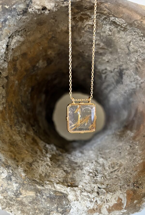 Collier pierre sertie carrée