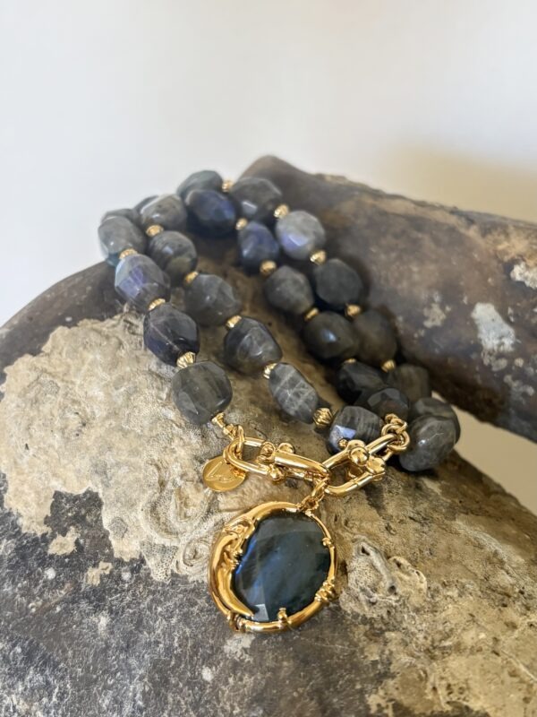 Collier pierre Labradorite et pendentif Lune (pièce unique) – Image 2