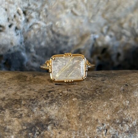 Petite bague sertie rectangulaire -