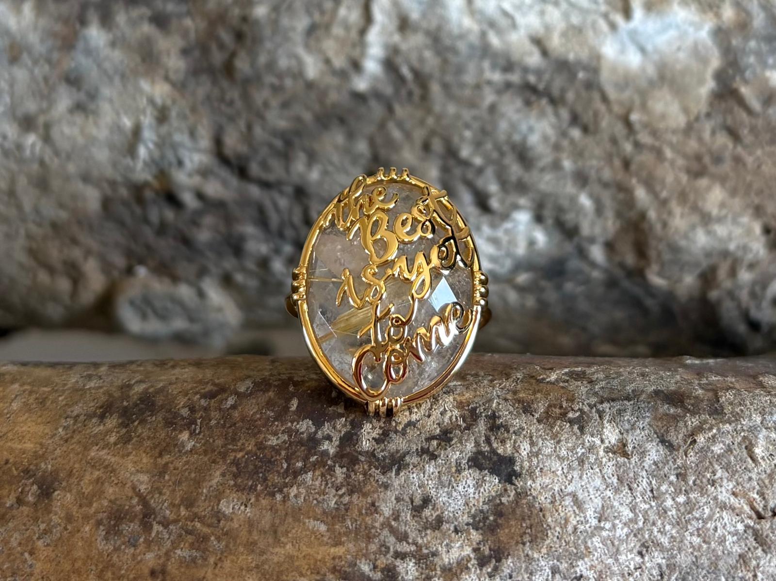Bague "The best is yet to come" sur pierre